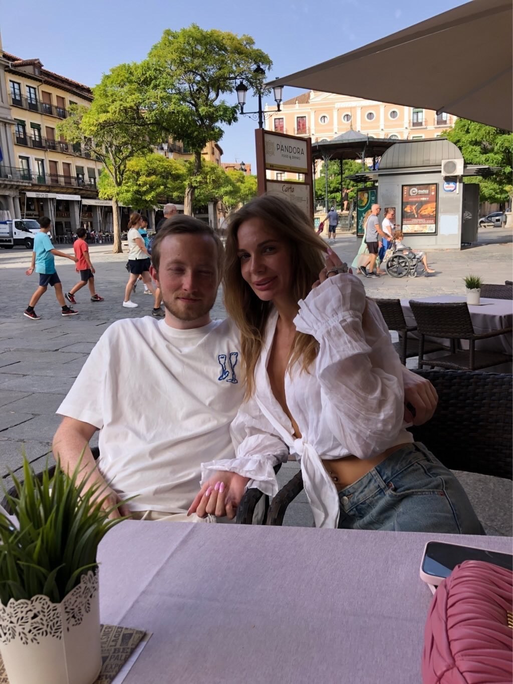 Gustaf and Valeriia together at a café