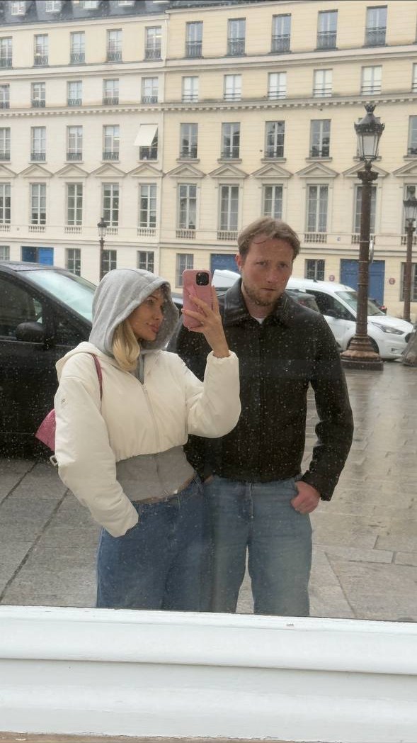Gustaf and Valeriia together in Paris on a rainy day